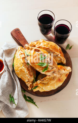 Lauch, Käse und Kartoffeln hausgemachte Pasteten mit Rotwein und pikanter Sauce Stockfoto