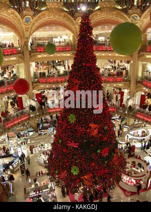 Riesige WEIHNACHTSBAUM IN DER GALERIE LAFAYETTE HALLE - Galerie Lafayette PARIS - PARIS - Grands Magasins PARIS - WEIHNACHTEN © Frédéric BEAUMONT Stockfoto