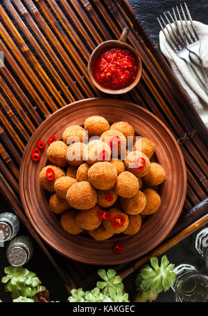 Gebratener Reis Arancini Kugeln. Typische sizilianische Street Food mit pikanter Sauce Stockfoto