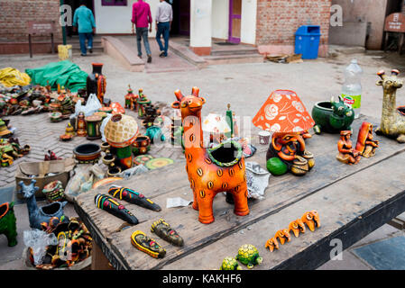 Wunderschöne handgefertigte dekorative Elemente in einem Laden zum Verkauf. Das Handwerk in Indien sind vielfältig, reich an Geschichte und Religion. Stockfoto