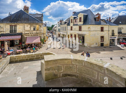 Frankreich, Indre-et-Loire, Chinon, Bourgueil, Blick auf das 15. Jahrhundert in Naturstein gebautes Maison de Rablais und Rue Gambetta aus der Burg Eingang Stockfoto