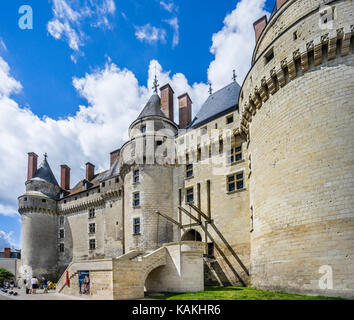 Frankreich, Indre-et-Loire, Touraine, Langeais, mit Blick auf die massiven Mauern und Türme und die zugbrücke Eintritt in die spätmittelalterliche c Stockfoto