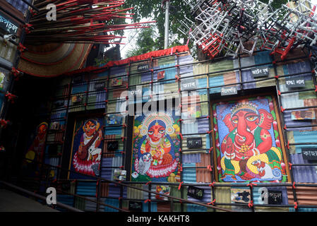 Blick auf die Inneneinrichtung der Kumartulli Sarbijonin Pandals oder vorübergehende Phase in Kalkutta. Dekoration von Pandals oder vorübergehende Phase und Durga Idol an Kumartulli Sarbijonin eine Gemeinschaft Puja Festival während Durga Puja Festival am 26. September 2017 in Kalkutta. (Foto durch Saikat Paul/Pacific Press) Stockfoto