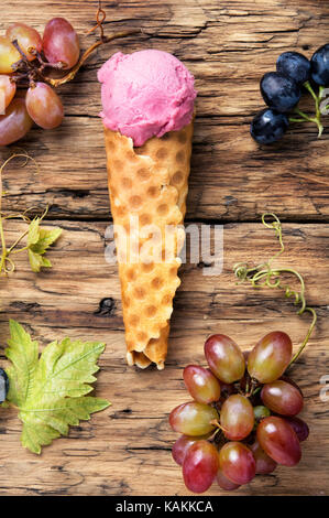 Sommer Traube Eis in der Waffel cup Cone Stockfoto