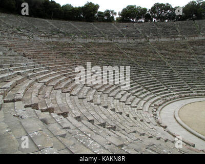 Die gut erhaltenen antiken Theater von Epidaurus, Halbinsel Peloponnes in Griechenland Stockfoto