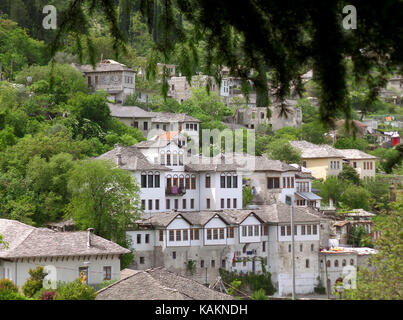 Historische Gebäude und traditionelle Häuser in der Altstadt von Gjirokastra, Albanien Stockfoto