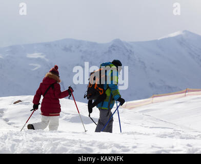 Vater und Tochter auf Ski Resort nach Schneefall. Kaukasus Berge im Winter, Georgien, Region Gudauri. Stockfoto