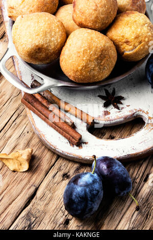 Herbst Kuchen mit Pflaumen im Inneren im ländlichen Stil Stockfoto