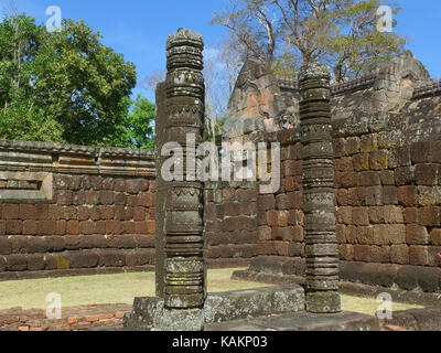 Schönen historischen Überresten und alten Steinmauern prasat hin Phanom Rung, berühmten antiken Khmer Tempel in Thailand Stockfoto