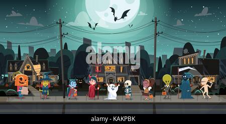 Kinder tragen Monster Kostüme zu Fuß in der Stadt Tricks oder Behandeln Happy Halloween Banner Urlaub Konzept Stock Vektor