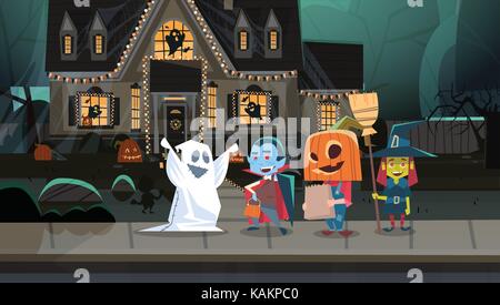 Kinder tragen Monster Kostüme zu Fuß in der Stadt Tricks oder Behandeln Happy Halloween Banner Urlaub Konzept Stock Vektor