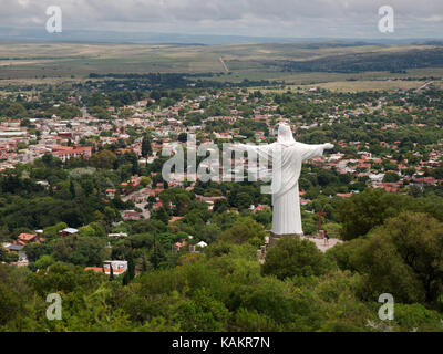 La Cumbre, Cordoba, Argentinien - 2017: Blick auf El Cristo und das Tal von einem nahegelegenen Berg. Stockfoto