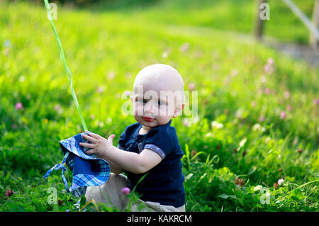 Dieses Foto ist im Spätsommer am Nachmittag getroffen worden, Modell ist ein 12 jähriger Junge mounts mit schönen blauen Augen. Er ist mit einem blauen Hut. Stockfoto