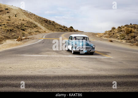 Ein Galena Blau zweifarbige Lackierung 1951 Buick special warten an Kreuzung in der New-Mexico Wüste. Stockfoto