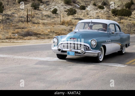 Ein Galena Blau zweifarbige Lackierung 1951 Buick special warten an Kreuzung in der New-Mexico Wüste. Stockfoto