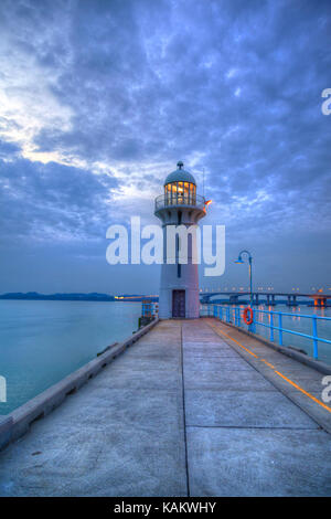 Nightfall auf Singapur Leuchtturm in Tuas Link im Westen bei Sonnenuntergang blaue Stunde mit Blick auf die Straße in Richtung Johor Malaysia im Norden. Stockfoto