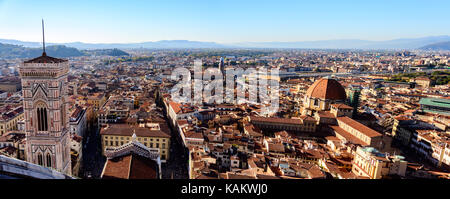 Panoramablick über die Stadt von Florenz, von der Oberseite des Duomo (Kathedrale) in Florenz, Toskana, Italien Stockfoto