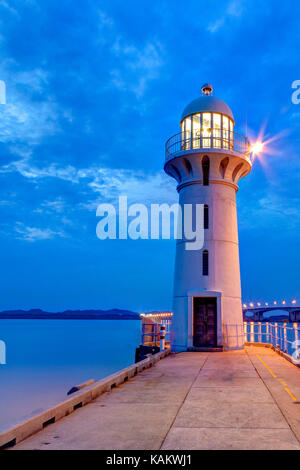 Nightfall auf Singapur Leuchtturm in Tuas Link im Westen bei Sonnenuntergang blaue Stunde mit Blick auf die Straße in Richtung Johor Malaysia im Norden. Stockfoto