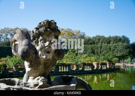 Eine der verschiedenen Statuen rund um den Boboli-Garten Isolotto in Florenz, Italien Stockfoto