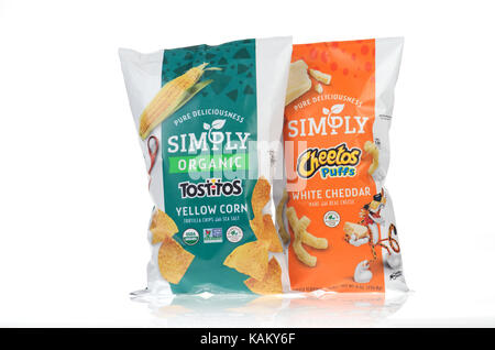 Taschen von Frito-Lay einfach Organische Tostitos mais Chips mit Einfach Cheetos Puffs Stockfoto