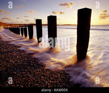 Kanal Inseln. Guernsey. Vazon Bay. Wellen auf dem Meer mit hölzernen Buhnen. Stockfoto