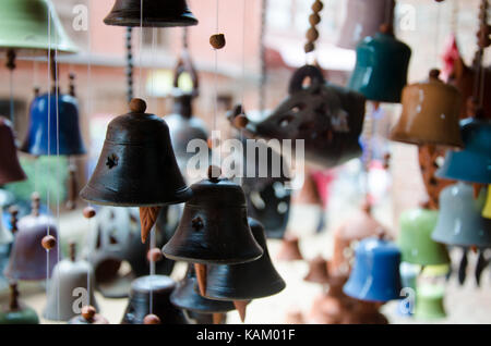 Kleine Glocken als Souvenir in einem Geschäft in Bhaktapur, Nepal Stockfoto