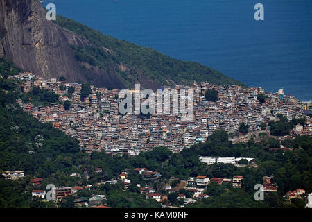 Rocinha favela (Brasiliens größte Favela) und Morro Dois Irmãos (Felsberg), Rio de Janeiro, Brasilien, Südamerika Stockfoto