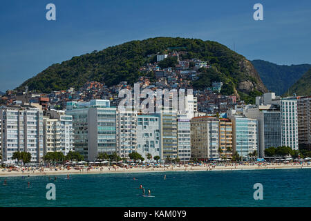 Apartments, Favela Cantagalo und Copacabana Beach, Rio de Janeiro, Brasilien, Südamerika Stockfoto