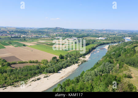 Blick auf den Fluss Tanaro. Weinberge von Langhe Region, Italien Landwirtschaft. UNESCO-Weltkulturerbe Stockfoto