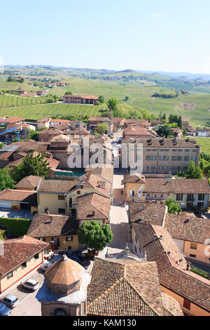 Barbaresco Stadt Luftbild. Weinberge von Langhe Region, Italien Landwirtschaft. UNESCO-Weltkulturerbe Stockfoto