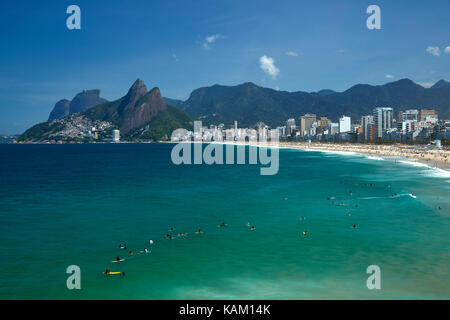 Surfer am Strand von Ipanema, Rio de Janeiro, Brasilien, Südamerika Stockfoto