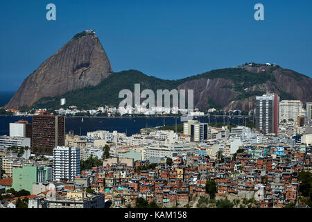 Zuckerhut Berg, Wohnungen in Flamengo, und Favela, Rio de Janeiro, Brasilien, Südamerika Stockfoto