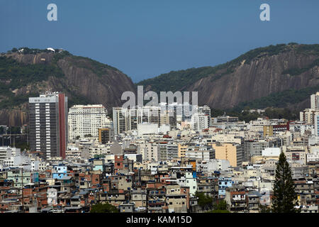 Zuckerhut Berg, Wohnungen in Flamengo, und Favela, Rio de Janeiro, Brasilien, Südamerika Stockfoto