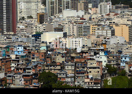 Favela und Apartments in flamengo, Rio de Janeiro, Brasilien, Südamerika Stockfoto