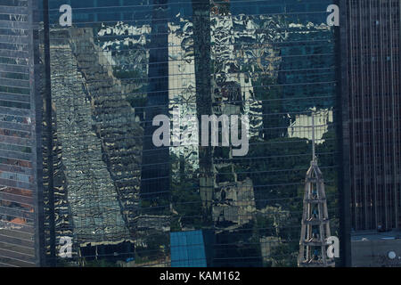 Catedral Metropolitana de São Sebastião, in Glasfassade auf Hochhaus, Centro, Rio de Janeiro, Brasilien, Südamerika reflektiert Stockfoto