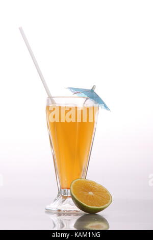 Orangensaft mit Stroh Stockfoto