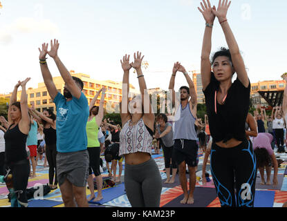 Internationale Yoga Tag in Tel Aviv. Yoga Praxis an Rabin qm Stockfoto