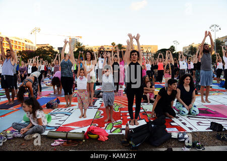 Internationale Yoga Tag in Tel Aviv. Yoga Praxis an Rabin qm Stockfoto