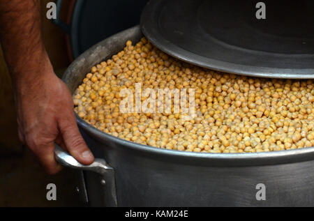 Eine große Kanne über Nacht eingeweichten Kichererbsen, bevor sie gekocht werden. Stockfoto