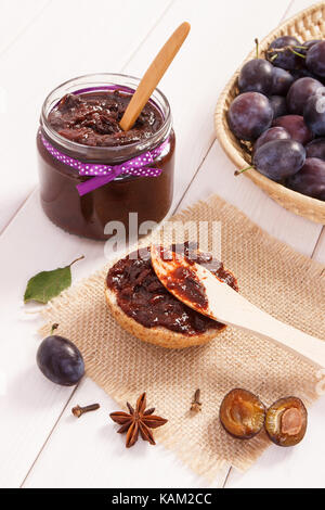 Holz- messer und frisch zubereitete Sandwiches mit Pflaumen marmelade oder Konfitüre, Konzept der köstlichen Frühstück Stockfoto