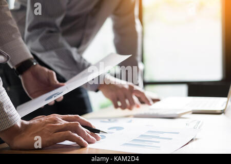 Business Partner Dokumente diskutieren und Ideen, Pläne, seine Kollegen bei der Sitzung am Arbeitsplatz im Büro. Stockfoto