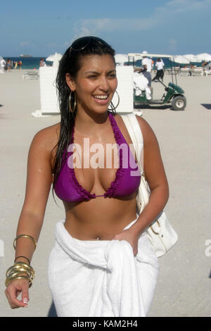 DC Kardashian Bikini 071407 02 MIAMI BEACH, FL - 14. JULI 2007: Kim Kardashian Tochter O.J Rechtsanwalt Robert Kardashian und enger Freund von Paaren Hilton, hat etwas Spaß in der Sonne mit Freunden am 14. Juli 2007 in Miami Beach. Personen: Kim Kardashian Hoo-Me.com/MediaPunch Stockfoto