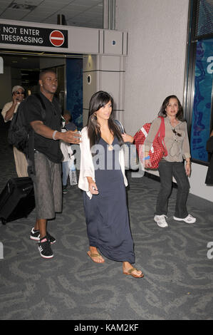 EXC Kardashian Bush flughafen 123107 25 EXKLUSIVE DECKUNG MIAMI - FL - 31. Dezember 2007: (exklusive Deckung) Kim Kardashian (mit dem Kardashians aufrechterhalten) nimmt schließlich ihre Beziehung öffentlich mit NFL star Reggie Bush (New Orleans Saints). Das Paar an der Miami International Flughafen ankamen, sahen sie sehr glücklich und halten sich an den Händen. Reggie wurde bald etwas gereizt und sehr schützende von Kim, wenn das Paar von Asylbewerbern Autogramm umgeben waren. Menschen; Kim Kardashian; Reggie Bush Hoo-Me.com/MediaPunch Stockfoto