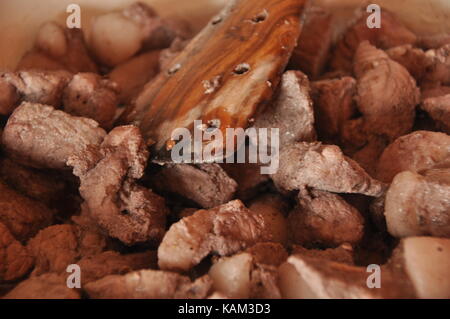 Afelia. zyprischen nationalen Gericht marinierte und geschmortes Schweinefleisch in aromatischen Gewürzen. Stockfoto