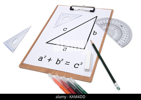 Pythagoras. Zwischenablage Dreieck Winkelmesser Bleistift auf weißem Hintergrund. Stockfoto