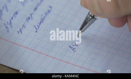 Mathematik, Gleichungen close-up. Hausaufgaben. Lösen von mathematischen Problem. Schüler löst die Gleichung auf Papier Stockfoto