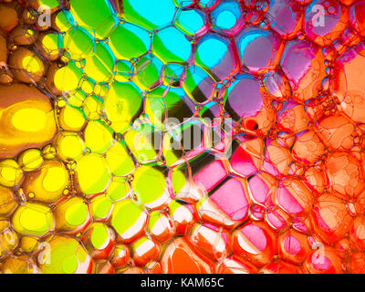 Seifenblasen auf einem bunten kreuzförmige Hintergrund Stockfoto