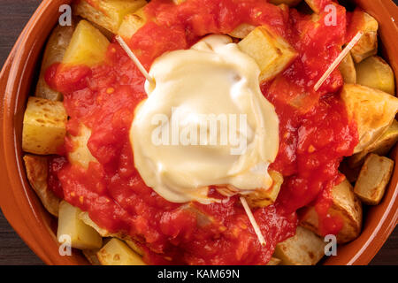 Patatas Bravas, spanische Gericht, Overhead closeup Stockfoto