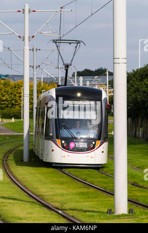 Die Straßenbahn fährt durch Edinburgh Park ein modernes Business Park South Gyle in Edinburgh, Schottland, Vereinigtes Königreich. Stockfoto