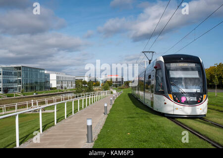 Die Straßenbahn fährt durch Edinburgh Park ein modernes Business Park South Gyle in Edinburgh, Schottland, Vereinigtes Königreich. Stockfoto